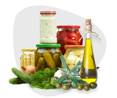 Vielfalt an Feinkostprodukten und Zusatzsortimenten wie Oliven, eingelegte Gurken, Gemüse und Speiseöle – Sortimentsergänzung im Foodservice von Frucht Hartmann.