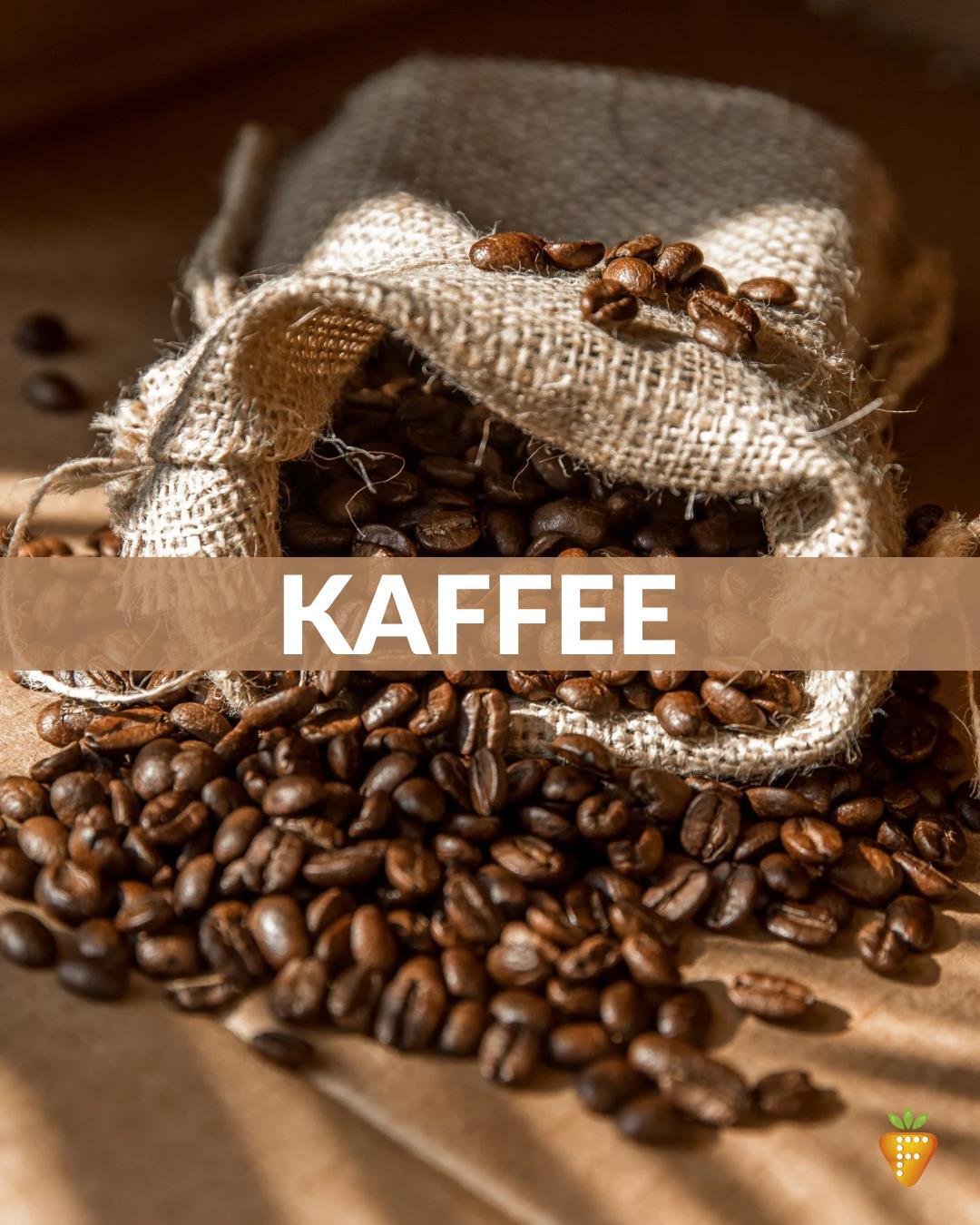 Kaffeebohnen, teils verschüttet, liegen aus einem geöffneten Jutesäckchen auf Holztisch.