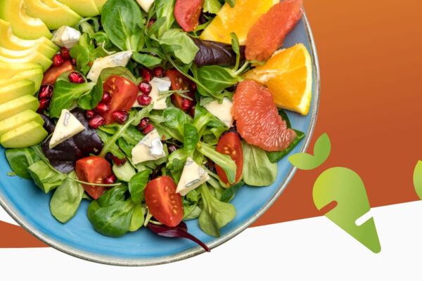 Frische Salatschale mit Avocado, Tomaten, Orangen- und Granatapfelstücken – Ready Cuts im Foodservice von Frucht Hartmann.
